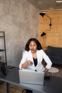 Ofiste dizüstü bilgisayarla çalışan Afrikalı bir iş kadını.