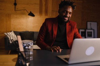 Kendine güvenen Afrikalı genç adam web kameralı konferans videosuna bak ofisi arıyor, mutlu karışık ırk girişimcisi konuşuyor çevrimiçi görüntülü sohbet işi görüşmesi yapıyor.