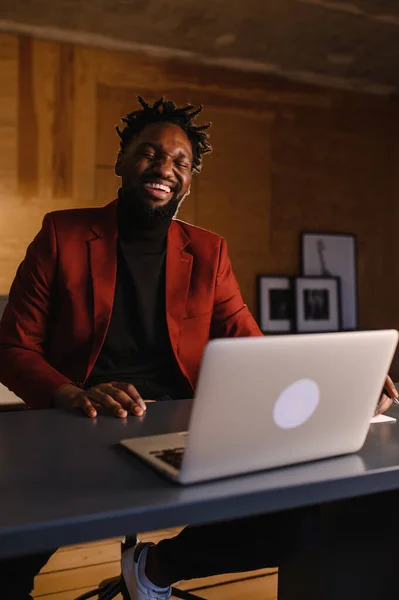 Confiante jovem homem africano olhar para webcam conferência vídeo chamando no escritório, feliz mestiço empresário falando fazendo vídeo online bate-papo entrevista de emprego sentar na mesa — Fotografia de Stock