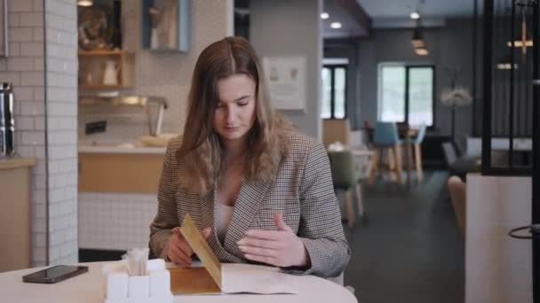 Jovem mulher de negócios tomando café da manhã no restaurante do hotel — Vídeo de Stock