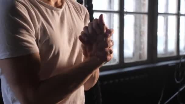男人拉起戒指。肌肉发达的年轻人在体操圈上做高强度的运动 — 图库视频影像