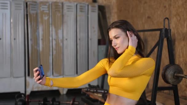 Dívka sportovec dělá selfie v tělocvičně. — Stock video