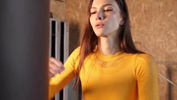 Fiatal lány sportoló gyakorló fúj a zsák — Stock videók