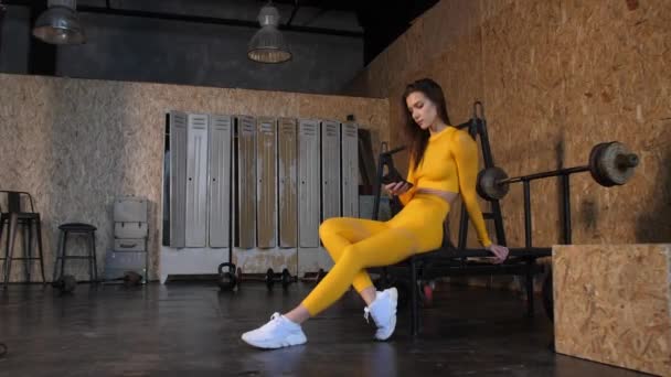 Girl athlete makes a selfie in the gym. — Stock Video