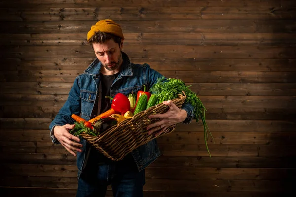 Ruce Mladý zemědělec drží krabici ekologické zeleninyzemědělství pole sklizeň zahradní výživy ekologické čerstvé. Studio shot — Stock fotografie