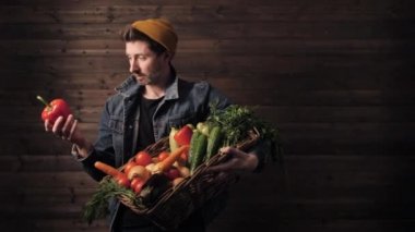 Eller genç çiftçi organik sebze tarlası tarlaları için bir kutu taze organik besin tutuyor. Stüdyo çekimi