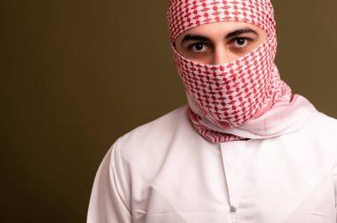 Müslüman adam. Geleneksel elbiseli genç bir Arap 'ın portresi.. 