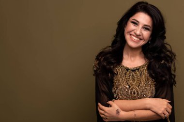 Güzel gülümseyen müslüman bir kadının portresi kameraya bakıyor, boşluğu kopyalıyor.