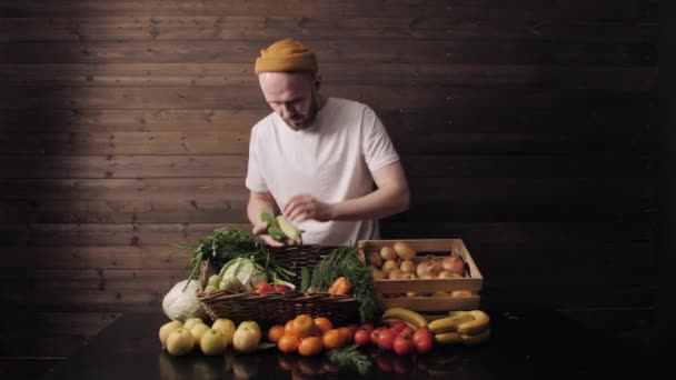 Vegetable farmer market counter: colorful various fresh organic healthy vegetables at grocery store. Healthy natural food concept — Stock Video