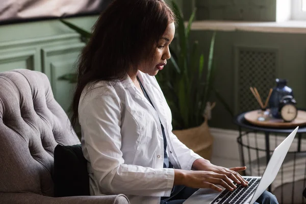 Geneeskunde, beroep en gezondheidszorg concept - close-up van Afrikaanse Amerikaanse vrouwelijke arts of wetenschapper — Stockfoto