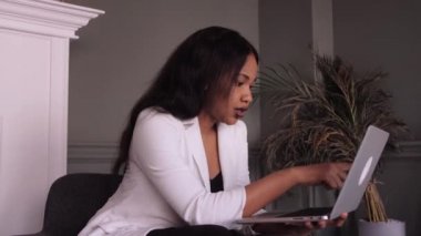 Kara İş kadını veri borsasını analiz etmek için dizüstü bilgisayar kullanıyor. Forx ticaret grafiği, online borsa, finansal yatırım konsepti. Kapat.