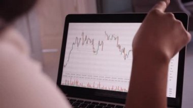 Kara İş kadını veri borsasını analiz etmek için dizüstü bilgisayar kullanıyor. Forx ticaret grafiği, online borsa, finansal yatırım konsepti. Kapat.