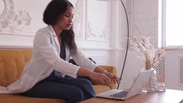 흑인 여성 의사. 의료 정보를 교환하기 위해 컴퓨터와 통신 기술 의사 용을 알리라 — 비디오
