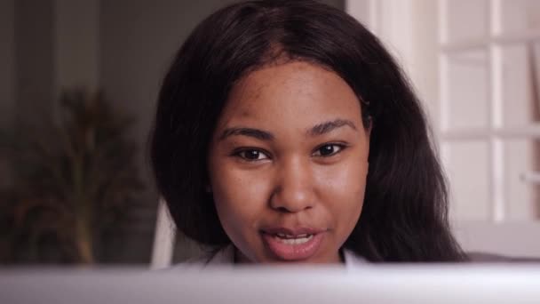 Africana mujer médico hablar con el paciente hacer telemedicina en línea webcam videollamada. Terapeuta negra. Concepto de telesalud — Vídeo de stock
