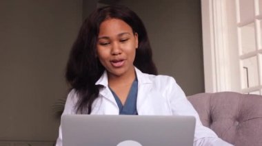 Afrikalı kadın doktor hastalarla teletıp internet üzerinden görüntülü konuşma yapıyor. Siyahi kadın terapist. TeleHealth konsepti