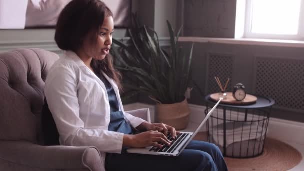 Black female doctor. Telemedicine the use of computer and telecommunications technologies for the exchange of medical information — Stock Video