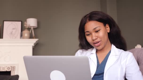 Black female doctor. Telemedicine the use of computer and telecommunications technologies for the exchange of medical information — Stock Video