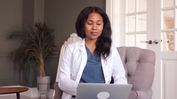 黒人女性医師。医療情報の交換のための電子計算機通信技術の使用をテレメディシン — ストック動画