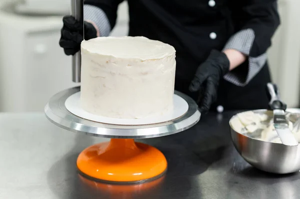 Ζαχαροπλάστης ετοιμάζει κέικ με κόκκινες σταφίδες — Φωτογραφία Αρχείου