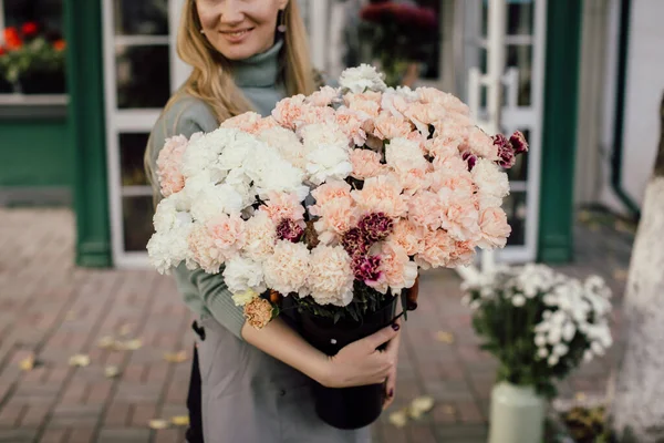 Gran ramo hermoso de flores mixtas en mano de mujer. Concepto de tienda floral. Bonito ramo fresco. Entrega de flores. —  Fotos de Stock