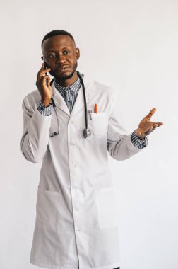 Steteskoplu siyah doktor beyaz arka planda izole edilmiş.