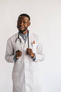 Steteskoplu siyah doktor beyaz arka planda izole edilmiş.