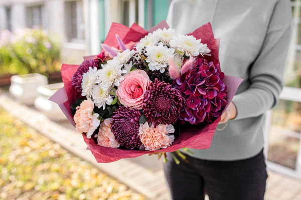 Buchet mare frumos de flori mixte în mână de femeie. Conceptul magazinului floral. Buchet frumos proaspăt. Livrare flori . — Fotografie, imagine de stoc