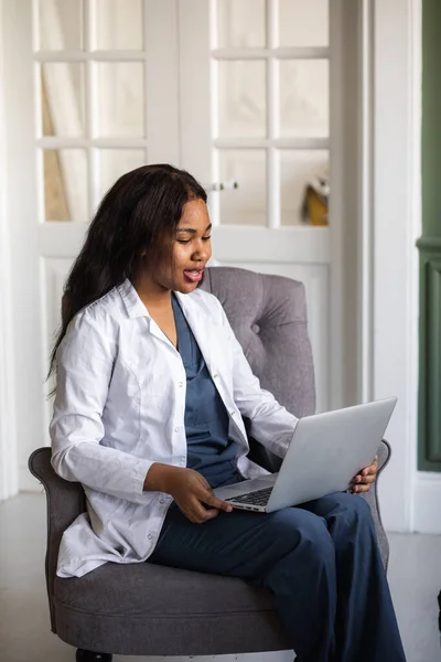 Sanal afro-amerikan doktor randevusu ve online terapi seansı. Siyah doktor çevrimiçi konferansı