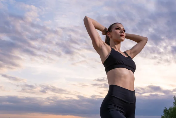 Fitness ve yaşam tarzı konsepti - kadın plajda dışarıda spor yapıyor. — Stok fotoğraf