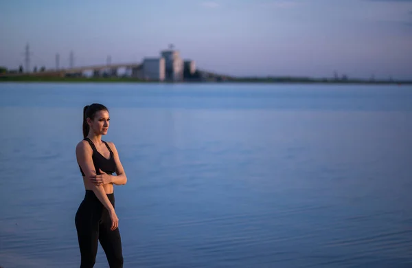 Fitness en lifestyle concept - vrouw die buiten sport op een strand — Stockfoto