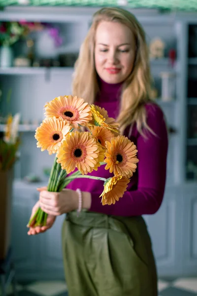 Buquê de flores de gerbera brilhantes na mão. Conceito de loja floral — Fotografia de Stock