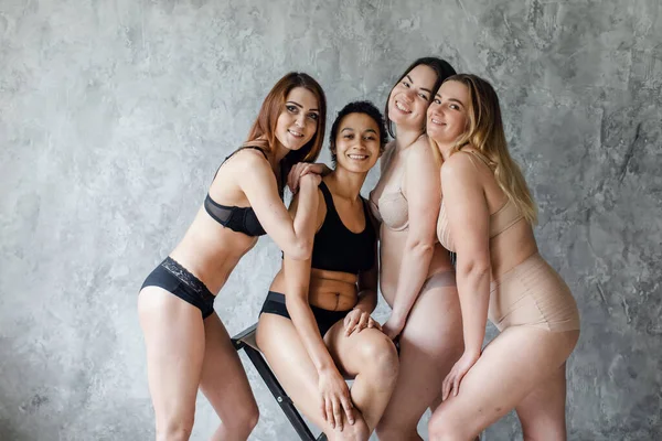 Un gruppo di giovani amiche che bazzicano a casa. amicizia, bellezza, corpo positivo e concetto di persone — Foto Stock