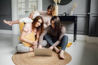 Bir grup kız arkadaş, bir bilgisayardaki video konferansı aracılığıyla arkadaşlarıyla iletişim kuruyor. Arkadaşlık.