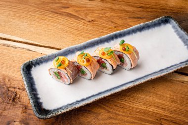  Susamlı suşi, yakın plan. Japon yemeği