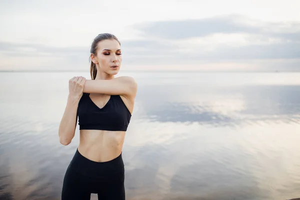 Fitness ve yaşam tarzı konsepti. Bir kadın açık hava sporları yapar. — Stok fotoğraf