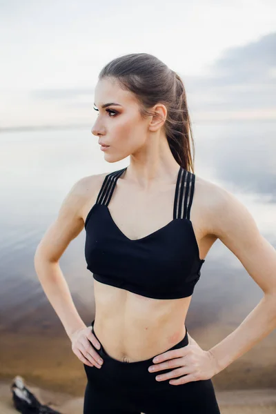 Fitness y estilo de vida concepto-una mujer hace deportes al aire libre — Foto de Stock