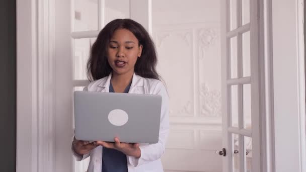 흑인 여성 의사. 의사들의 버뮤다. 의료 정보를 교환하기 위해 컴퓨터와 통신 기술 의사 용을 알리라 — 비디오