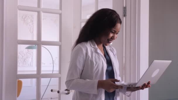 Médica negra. webiran de médicos. Telemedicina a utilização de tecnologias informáticas e de telecomunicações para o intercâmbio de informações médicas — Vídeo de Stock