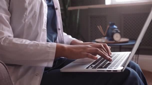 पुरुष आफ्रिकन अमेरिकन वापरकर्ता हात लॅपटॉप कीबोर्डवर टाइपिंग टेबलवर बसून, मिश्रित शर्यत जातीय विद्यार्थी व्यावसायिक अभ्यास पीसी सॉफ्टवेअर तंत्रज्ञान संकल्पना काम, बंद दृश्य — स्टॉक व्हिडिओ