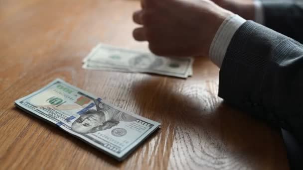 Mani maschili che contano banconote in dollari USA o che pagano in contanti su sfondo monetario. Concetto di investimento, successo, prospettive finanziarie — Video Stock