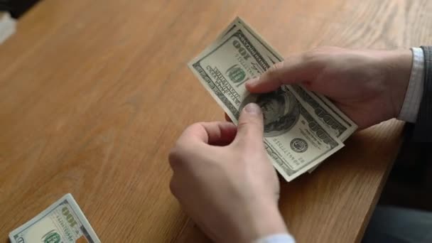 Närbild man hand Räkna pengar oss dollar. Affärsidé. — Stockvideo