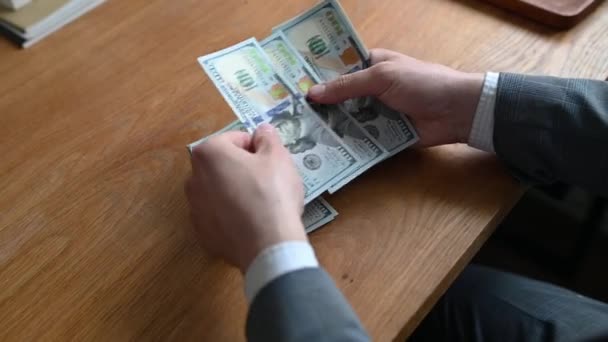 Manliga händer räknar amerikanska dollarsedlar eller betala kontant på pengar bakgrund. Begreppet investering, framgång, ekonomiska utsikter — Stockvideo