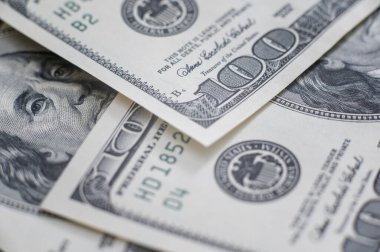 Yüz dolarlık banknotlar, yüksek çözünürlüklü dolar arkaplan resmi. Makro çekim 