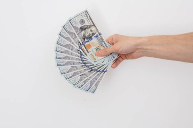 Yüz dolarlık banknotu tutan eller. Çok para tutan eller. Beyaz arkaplanda izole