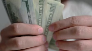 İş adamı para sayıyor, para biriktiriyor, ve gelecek için notlar alıyor ve aile için gelir giderlerini hesaplıyor, para tasarrufu fikirleri ve para sayıyor.