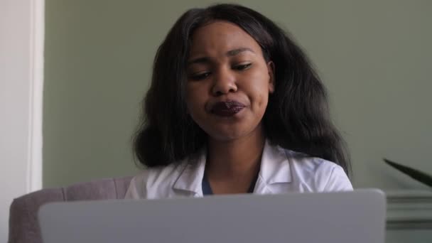 黒人女性医師。医師のウェイラン人。医療情報の交換のための電子計算機通信技術の使用をテレメディシン — ストック動画