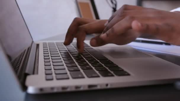 Perempuan african american tangan pengguna mengetik di laptop keyboard duduk di meja, ras campuran mahasiswa etnis penelitian profesional bekerja dengan konsep perangkat lunak pc, close up view — Stok Video