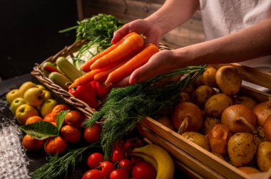 Taze meyve ve sebzelerle dolu bir sepet. sağlıklı yiyecek, doğal meyve ve sebze