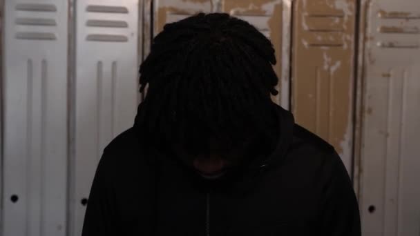 Portret van een Afro-Amerikaanse atleet. Mooi licht op de achtergrond van de kleedkamer in de sportschool — Stockvideo