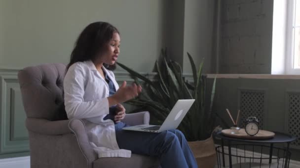 Afro-Amerikaanse arts vrouw voert videoconferentie met de patiënt. telegeneeskunde. Afstandsconferentie arts en patiënt — Stockvideo